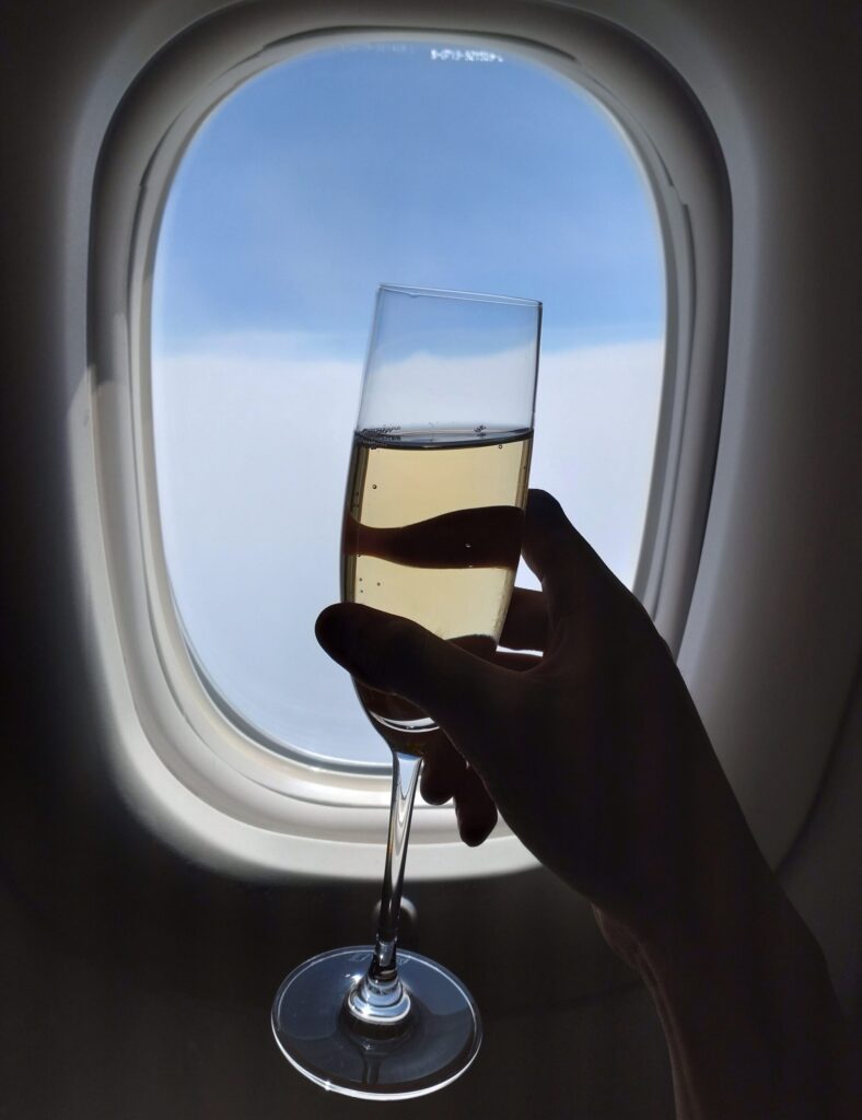 空とシャンパングラス