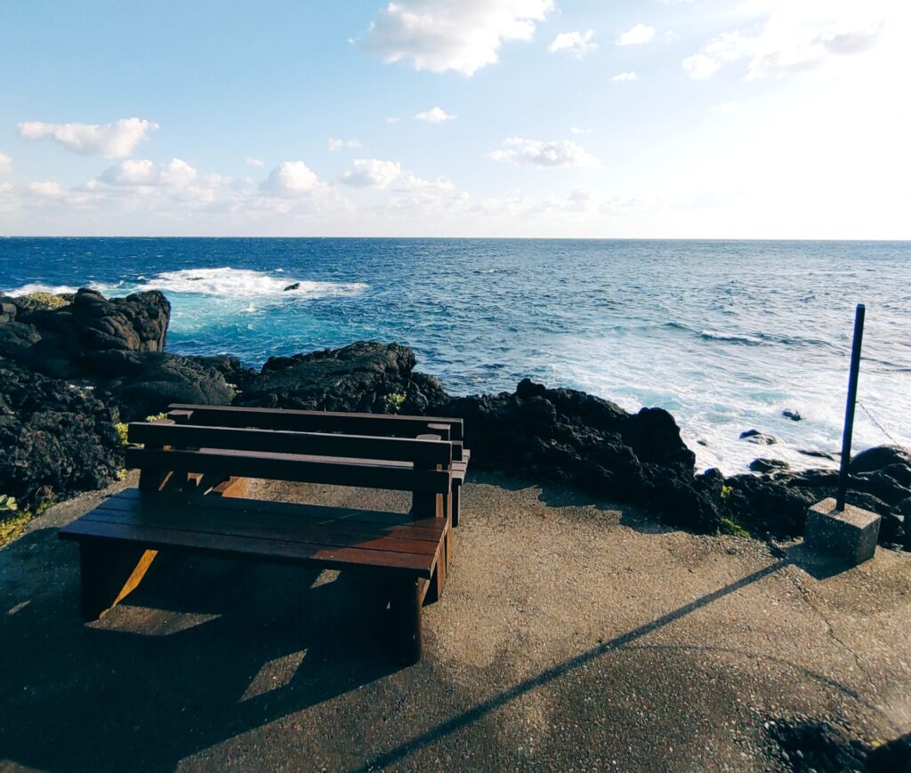 海辺のベンチ